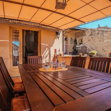 Maison En Pierre Avec Bassin Casa de Férias