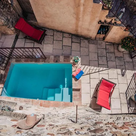 Maison En Pierre Avec Bassin