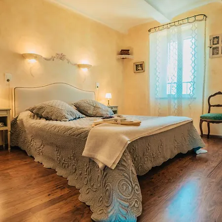 Maison En Pierre Avec Bassin *